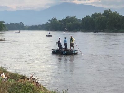 Captan un cuerpo embolsado flotando sobre el afluente del Río Suchiate