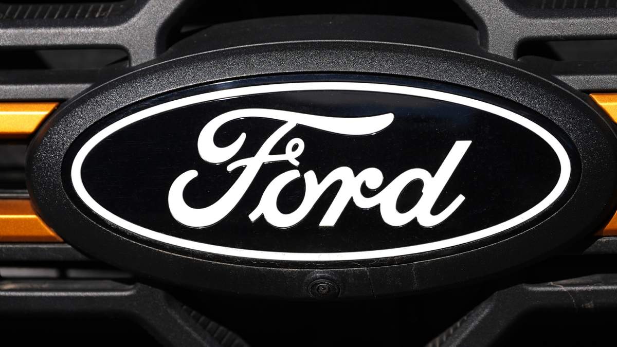 El logo de Ford en un vehículo en un concesionario en Littleton, Colorado, el 2 de noviembre del 2025