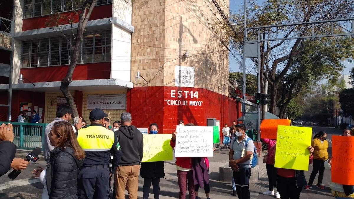 Protesta frente al plantel