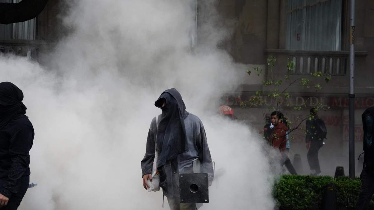 Encapuchados en la marcha