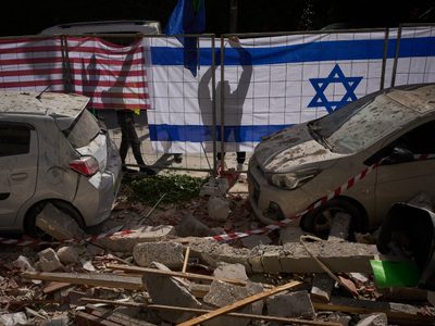 Israel anuncia la muerte de otro alto funcionario iraní, ataques de Irán matan a 2 cerca de Tel Aviv