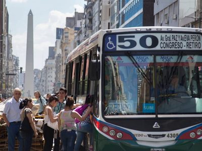 Atención, usuarios de colectivos: cuáles líneas y en qué ciudades se podrá pagar con tarjeta de débito y crédito