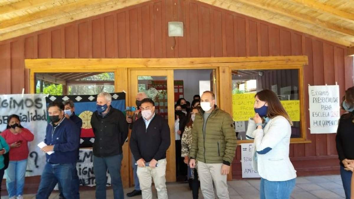Padres reclaman frente al salón del Bicentenario, en Neuquén. Fuente: (Twitter)