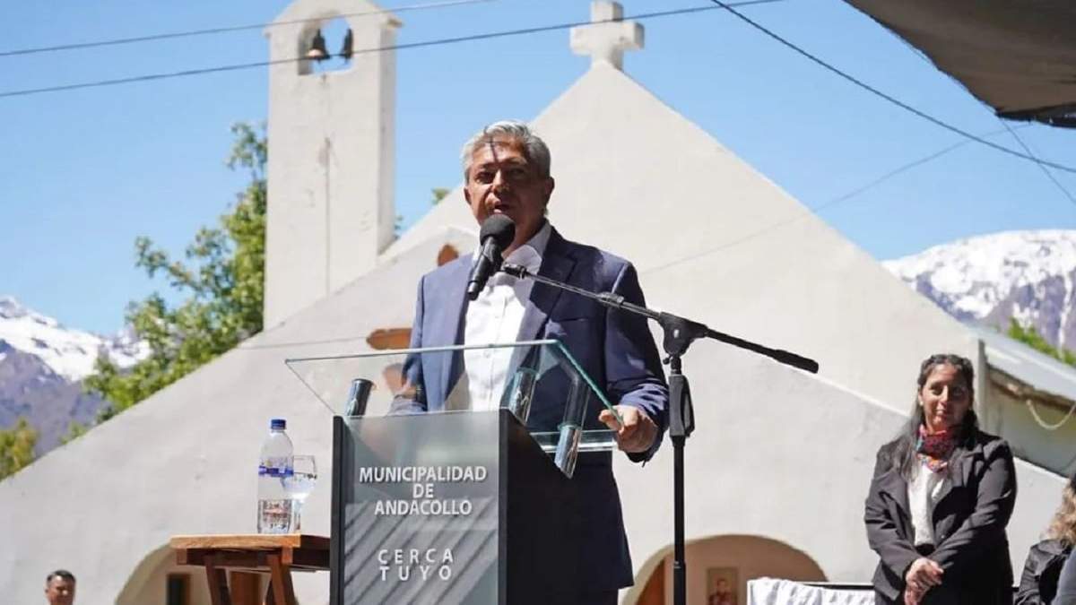 El gobernador,Rolando Figueroa, durante su discurso ante los vecinos de Andacollo. Fuente: (Gobierno de Neuquén)