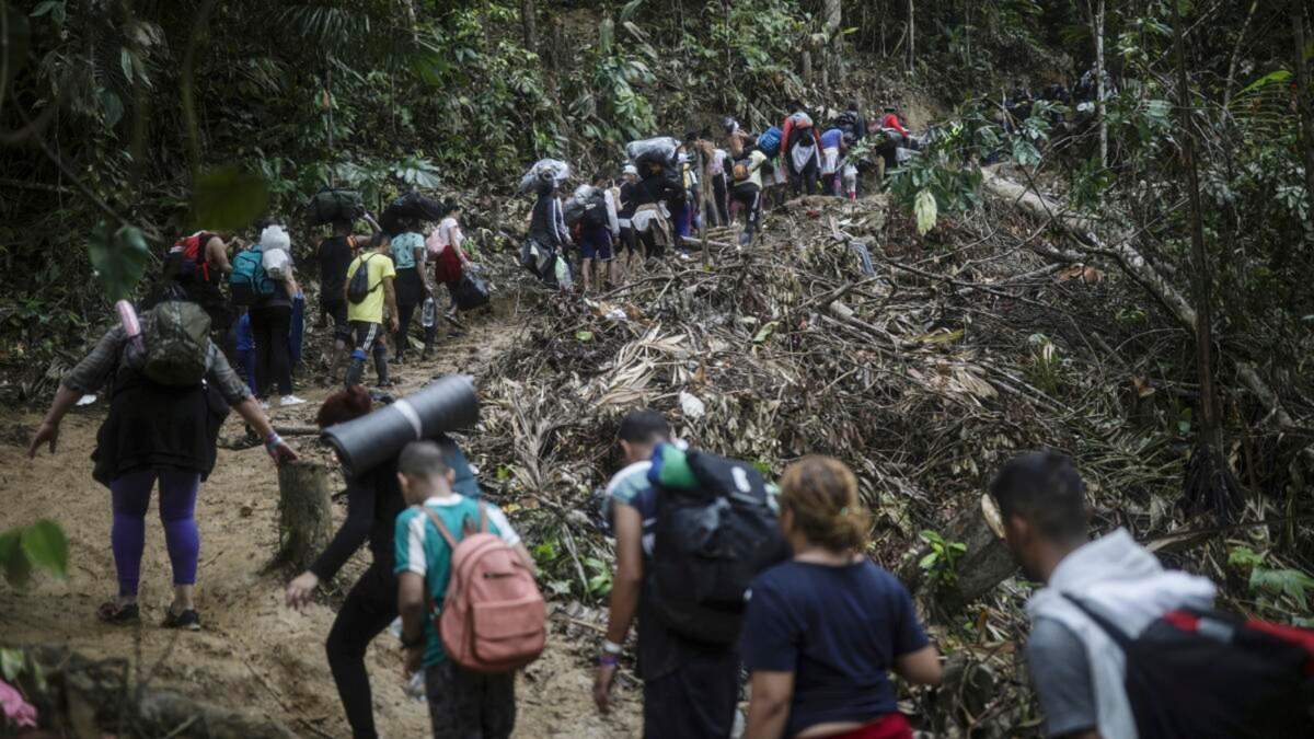 Migrantes avanzan por el Tapón del Darién desde Colombia a Panamá en su larga y compleja ruta para llegar hasta Estados Unidos