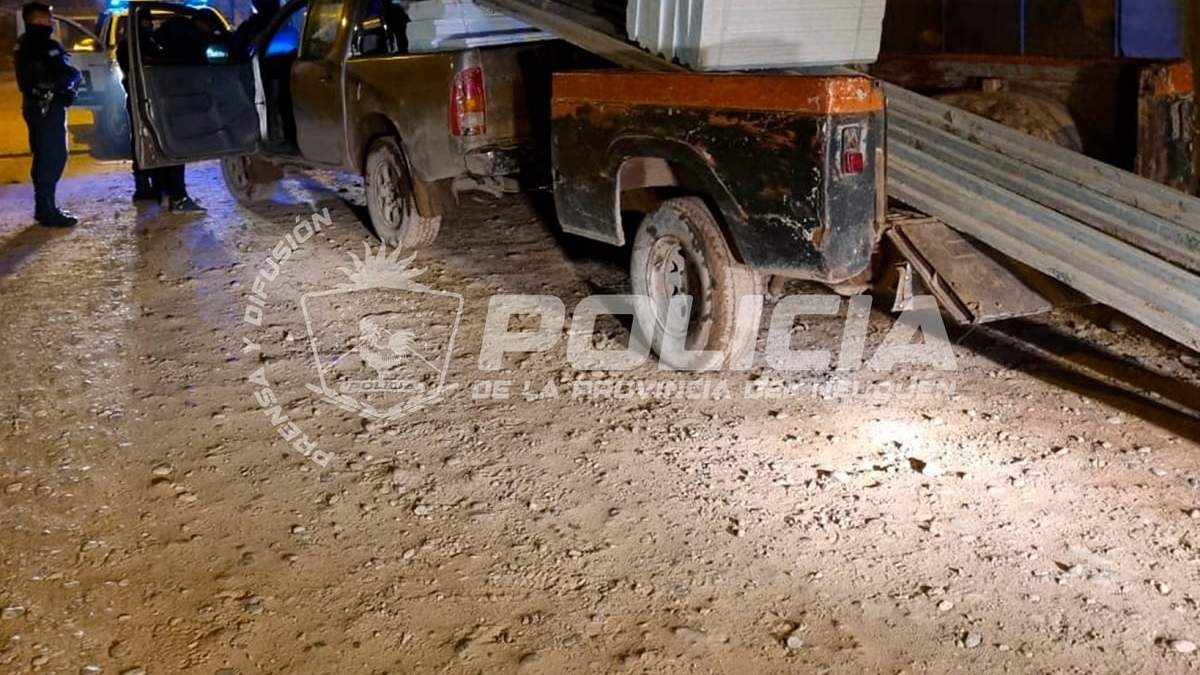 La Policía los sorprendió cn el carro cargado de viguetas y placas de telgopor. Fuente (Policía de Neuquén)