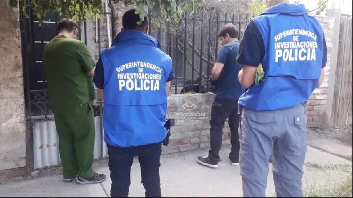 Los policías allanaron la vivienda donde se encontraban los animales en estado de abandono. Fuente: (Policía de Neuquén)