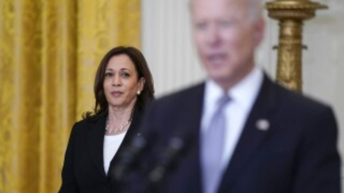 La vicepresidenta, Kamala Harris, escucha al presidente Joe Biden hablando de la distribución de las vacunas contra el COVID-19, en la Sala Este de la Casa Blanca, el 17 de mayo de 2021, en Washington