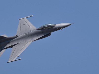 Conflicto de Malvinas: Gran Bretaña en alerta por la compra de aviones F-16 por parte de Argentina
