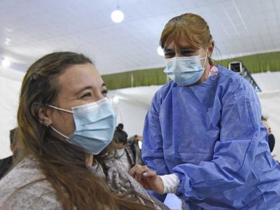 Dónde se aplicarán vacunas este lunes feriado en Neuquén Capital