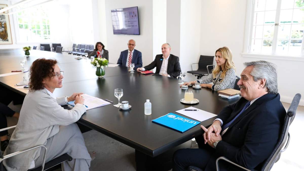 Alberto Fernández y Luisa Brumana, junto a la primera dama y parte del Gabinete Ejecutivo. Fuente: (Instagram)