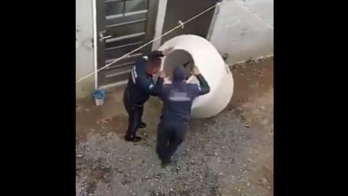 El tinaco del que fue rescatada la menor en Valle de Chalco