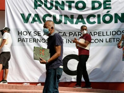 Insólito: jóvenes disfrazados de ancianos reciben la vacuna contra el coronavirus