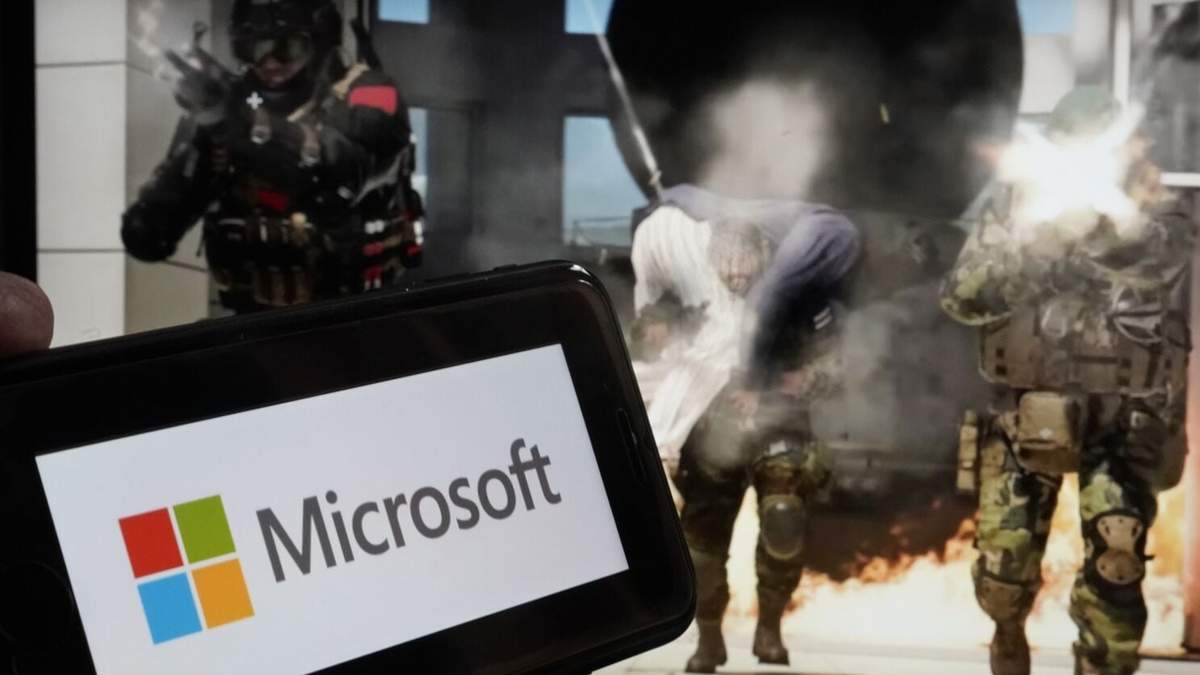 El logo de Microsoft y una escena del juego de Activision “Call of Duty - Modern Warfare” se ven en una foto en Nueva York
