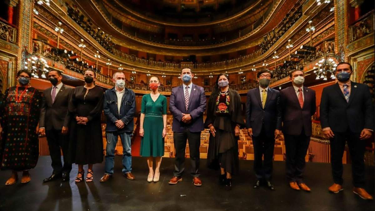 Funcionarios federales y estatales en el anuncio del 50 Festival Internacional Cervantino en el Teatro Juárez