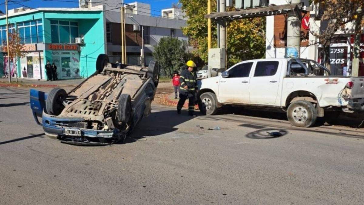 Choque y vuelco en Centenario. Fuente: (Patagonia Press)