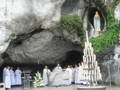 Por el coronavirus cierran por primera vez en la historia el santuario de la virgen de Lourdes en Francia