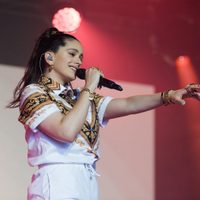 "Pato al agua": Rosalía se apunta al verano con este deporte acuático