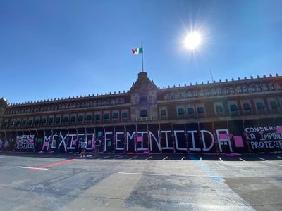 La marcha feminista busca enviar un mensaje de que México es "un país en llamas": AMLO