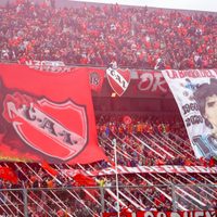 Pudo ser una tragedia: los incidentes entre hinchas de Independiente en medio de la tribuna