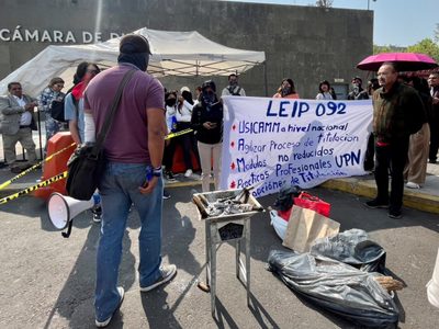 Estudiantes de la UPN cierran accesos a la Cámara de Diputados