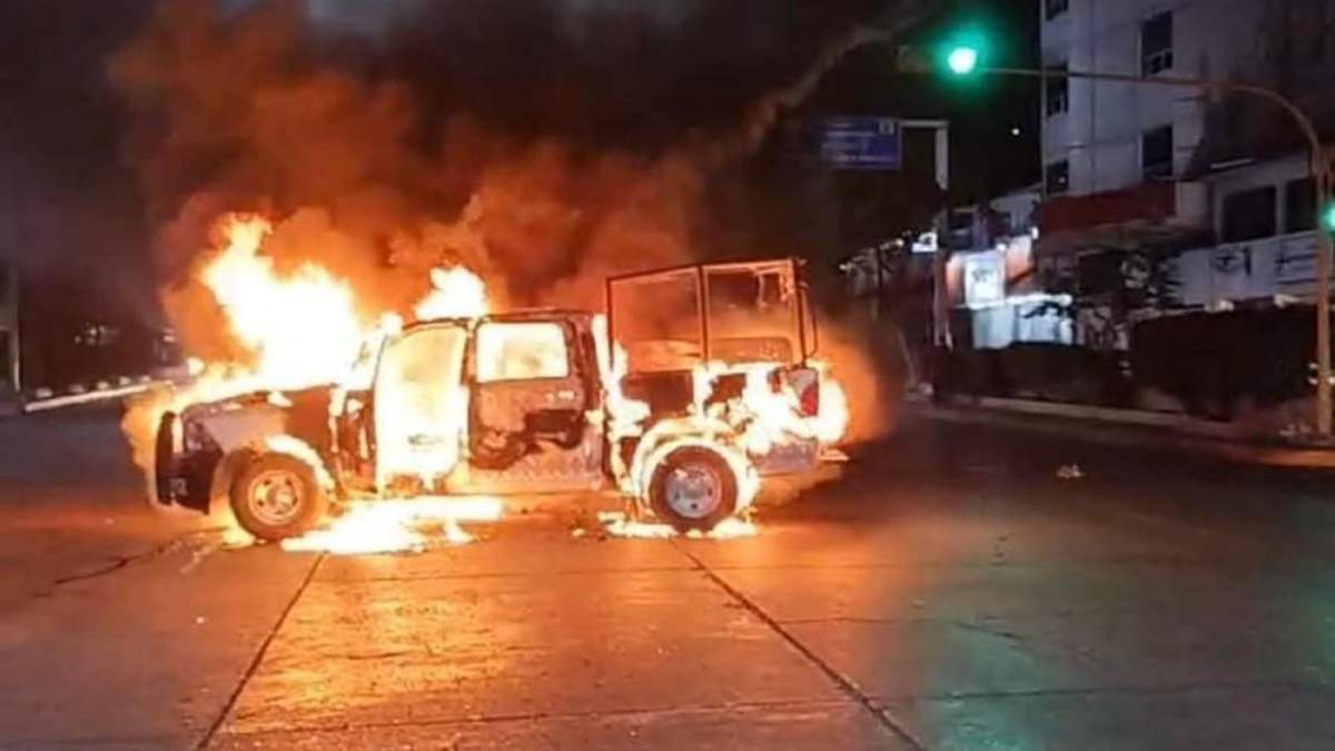 Queman vehículo tras enfrentamiento con policías de Chilpancingo