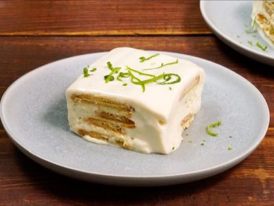 Con un solo huevo y en 15 minutos, hacé esta torta individual de limón con un frosting que es una locura