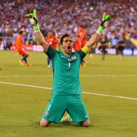 Se despide con honores: la fortuna que acumuló Claudio Bravo durante su carrera