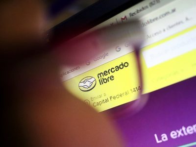 Compró una notebook y recibió una resma de papel envuelta; condenan a Mercado Libre