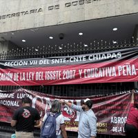 CNTE retoma mesa de negociación en Segob; llegan refuerzos para mantener plantón en el Zócalo