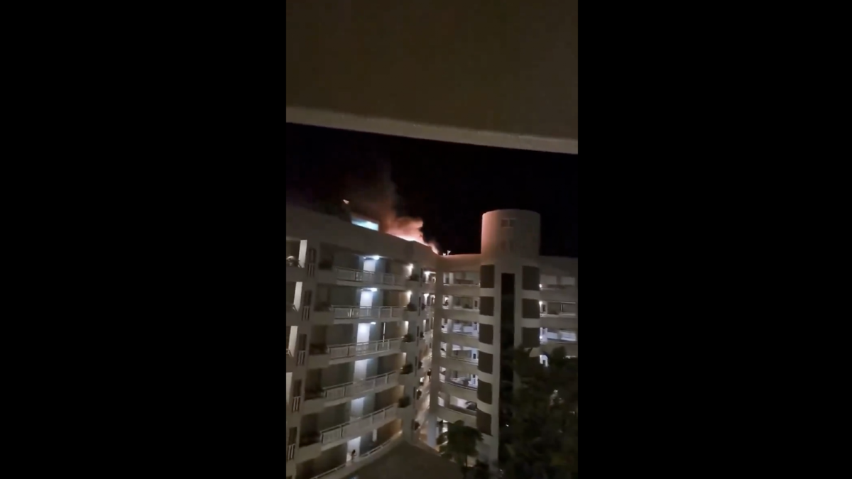Fuego sobre el tejado del hotel