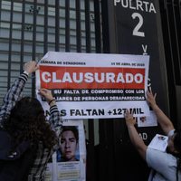 Familiares de desaparecidos “clausuran” el Senado, “una institución que no sirve”