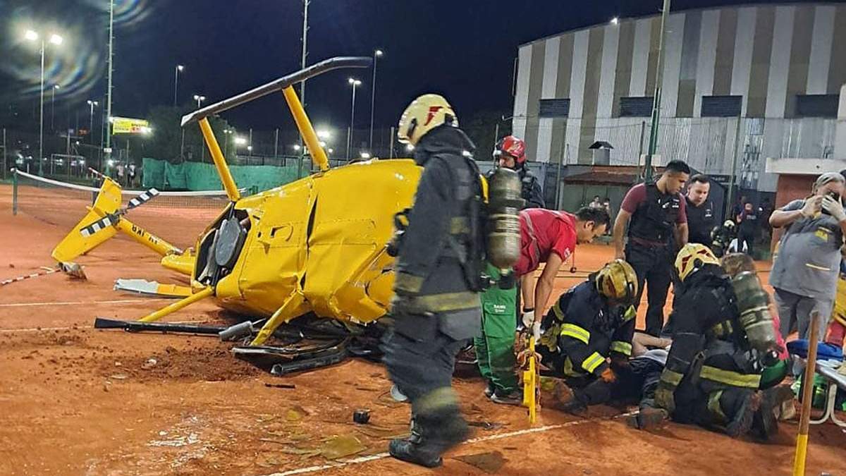 Mucho personal de bomberos trabajó en el lugar de la caída del helicóptero en Palermo