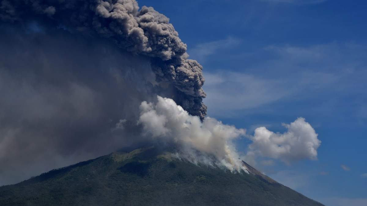 Erupción del volcán Lewatolo, en Indonesia. Fuente: (Twitter)