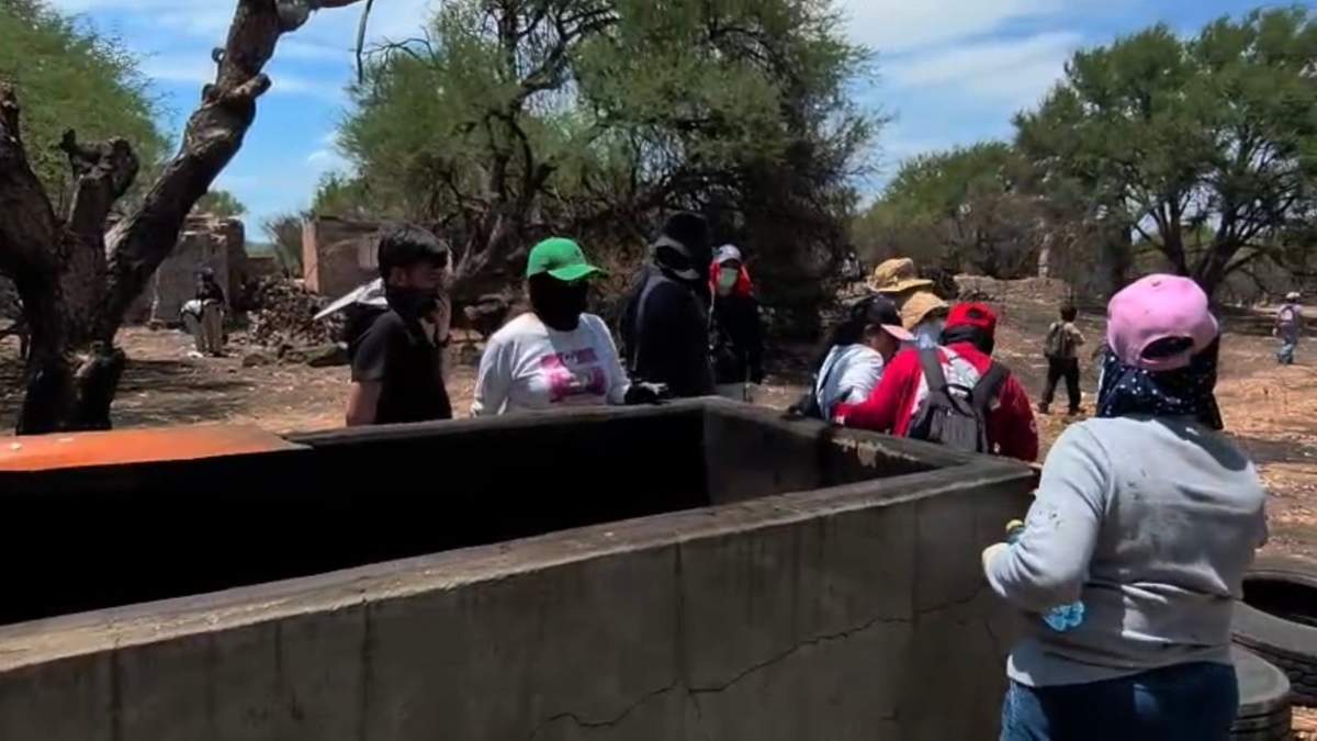 En el predio de Lagos de Moreno fue localizada una pila o bebedero para animales que presuntamente habría sido utilizada de manera improvisada para la combustión de restos humanos