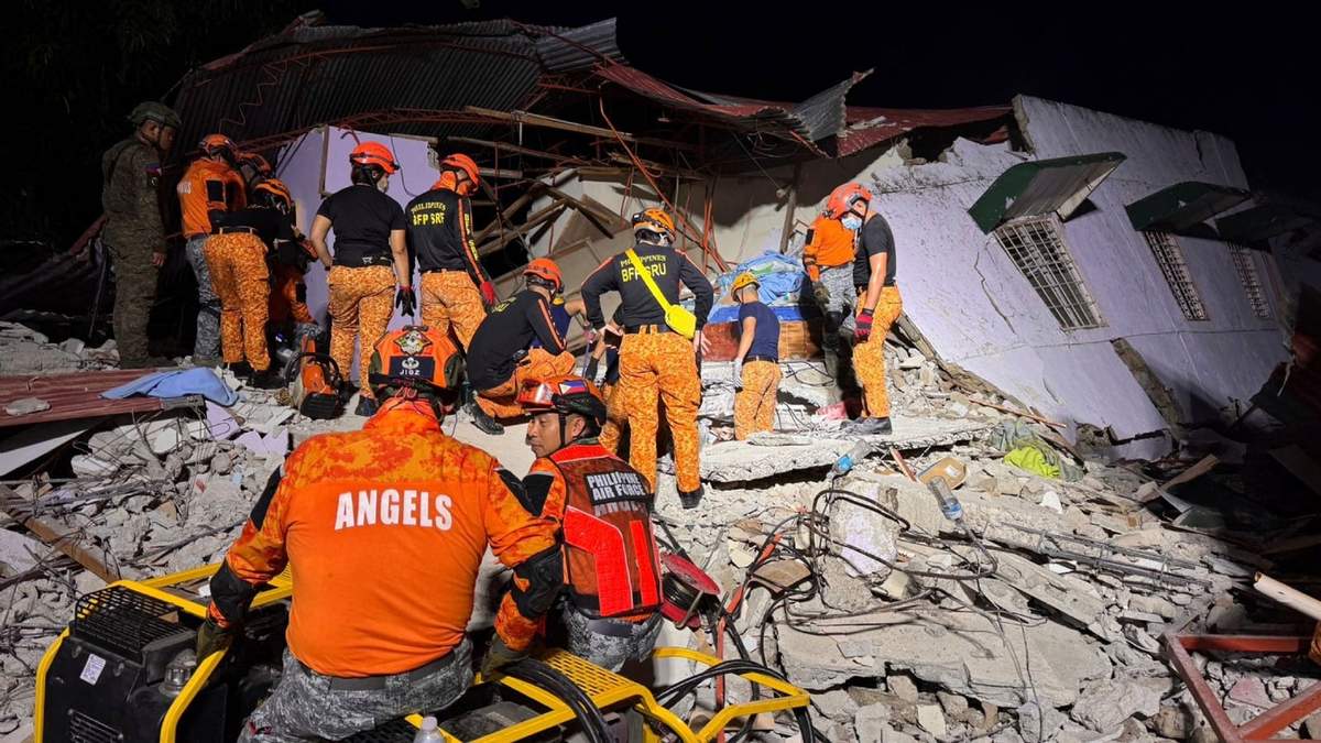 Rescatistas buscan sobrevivientes bajo los escombros en Bogo, Filipinas, el miércoles 1 de octubre de 2025