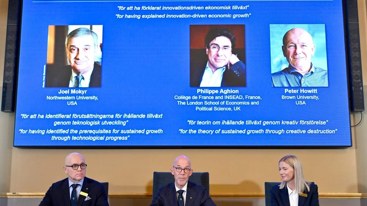 El profesor John Hassler, Hans Ellegren, secretario permanente de la Academia de Ciencias, y la profesora Kerstin Enflo, anuncian a Joel Mokyr, Philippe Aghion y Peter Howitt como receptores del Premio del Banco de Suecia de Ciencias Económicas en Memoria de Alfred Nobel