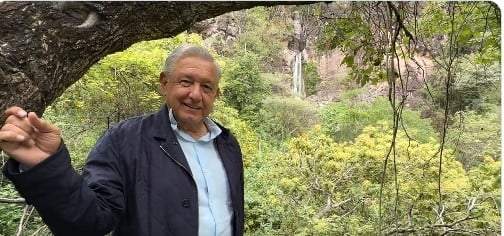 AMLO en cascada de la montaña de Guerrero