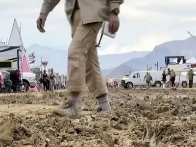 Asistentes a festival Burning Man inician éxodo tras quedar varados por lluvias y pérdida de una vida
