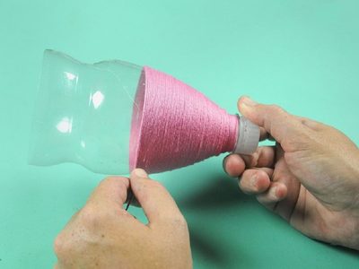 Con una botella de plástico y algunos restos de lana, creá esta canastita súper útil y decorativa