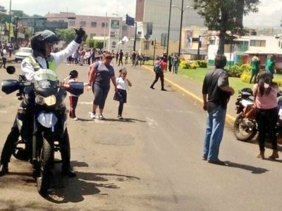 En Michoacán, maestros y sindicalistas marchan por los normalistas desaparecidos