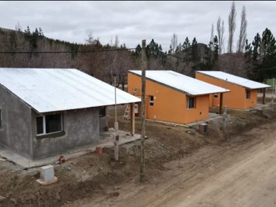 Reactivaron la construcción de viviendas en Varvarco y Villa del Puente Picún Leufú
