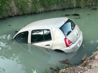 Un auto circulaba a alta velocidad y cayó en el canal Bejarano