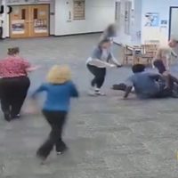 Alumno golpea brutalmente a su maestra por quitarle su Nintendo Switch en clase