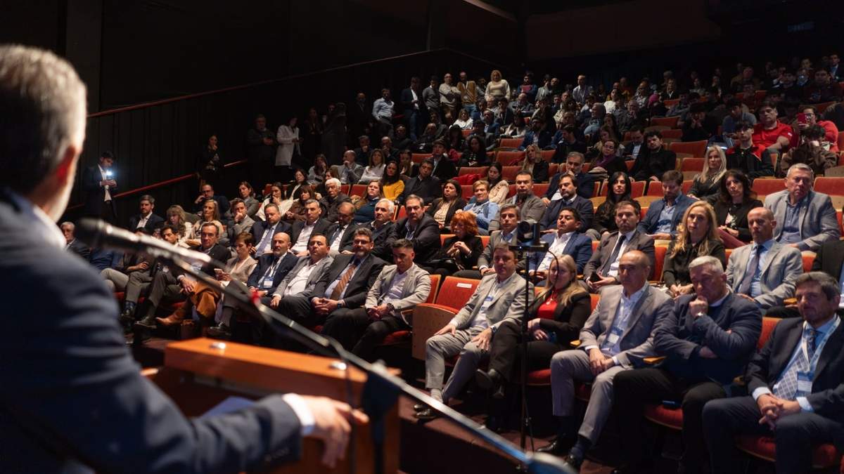 El gobernador de Mendoza, Alfredo Cornejo, estuvo presente en la apertura del evento