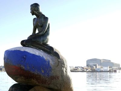 Vandalizaron con una bandera rusa la estatua de La Sirenita en Dinamarca