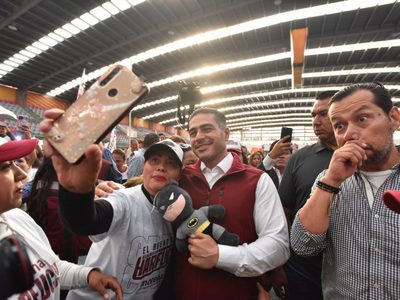 García Harfuch es recibido con figura de Batman y canción de banda en la Miguel Hidalgo