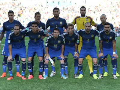 El Barcelona buscaría a un defensor argentino para reemplazar a Piqué