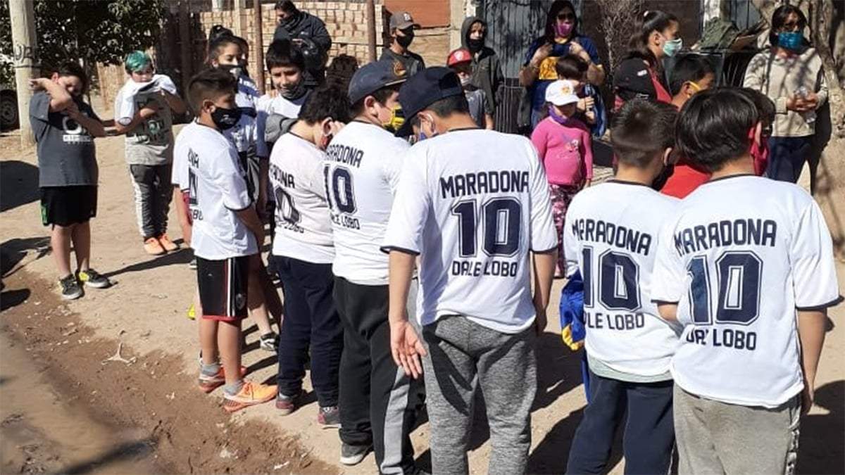 Los chicos del merendero "Corazón Valiente" de Neuquén recibieron las camisetas "del 10". Fuente: (Twitter)