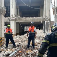 Colapsa edificio en demolición en San Antonio Abad; hay tres personas atrapadas